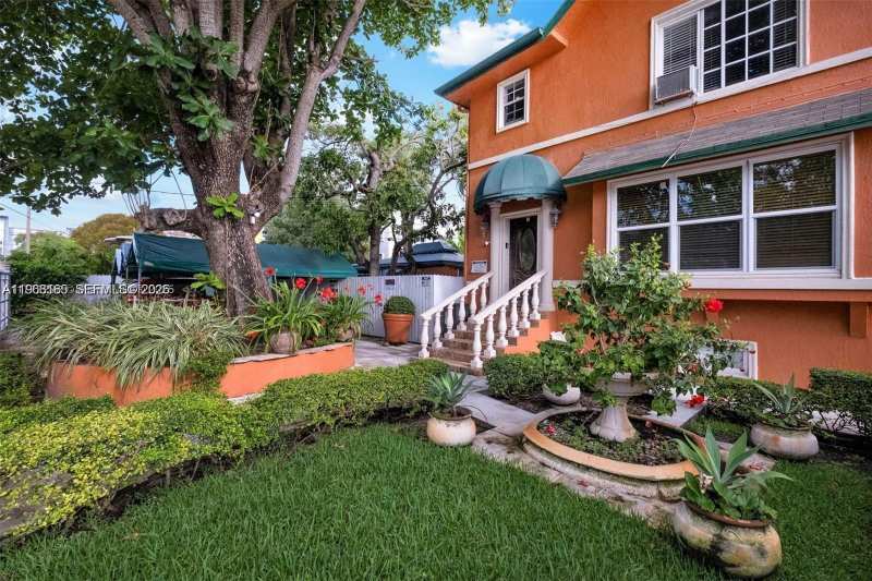 1033 NW 6th St, Miami FL 33136