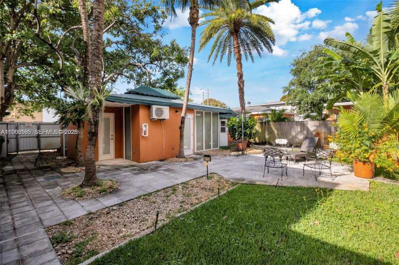 1033 NW 6th St, Miami FL 33136