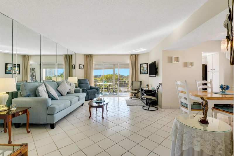 3590 Via Poinciana # 416, Lake Worth FL 33467