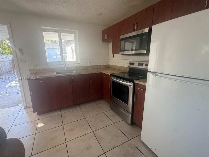 10417 NW 6th Ave, Miami FL 33150
