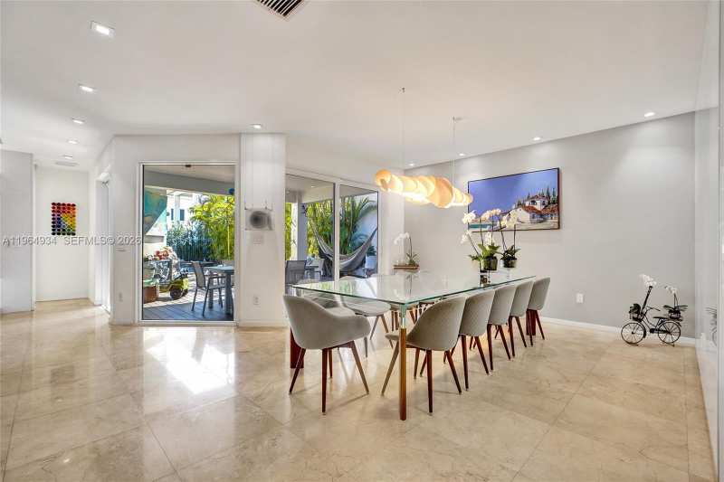 1662 Diplomat Dr, Miami FL 33179