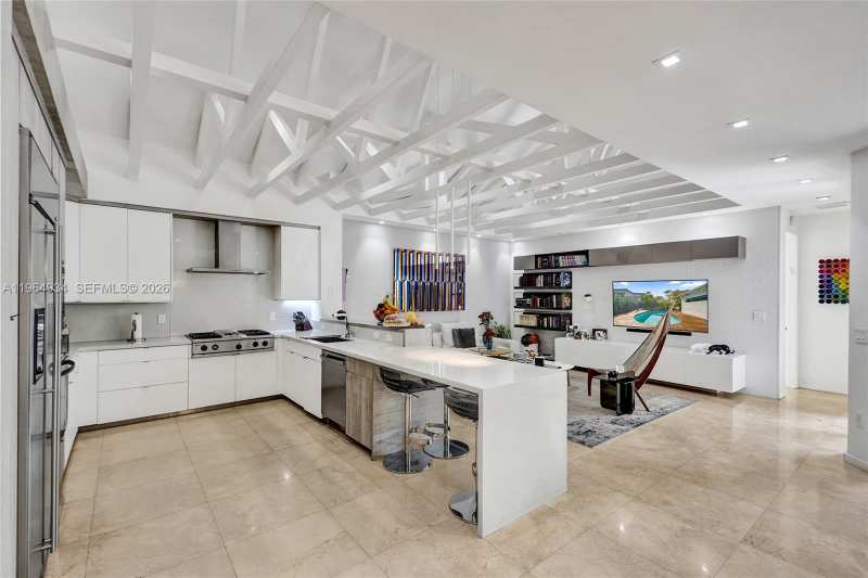 1662 Diplomat Dr, Miami FL 33179
