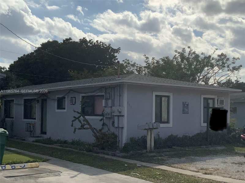896 NW 103rd St, Miami FL 33150