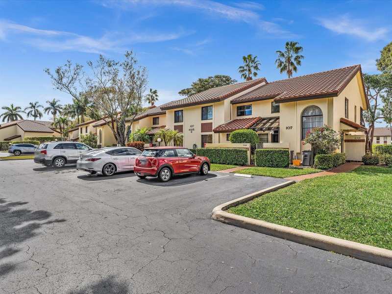 10215 N Circle Lake Drive # 201, Boynton Beach FL 33437
