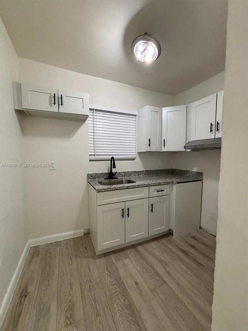 200 NW 13th St # 5, Miami FL 33136