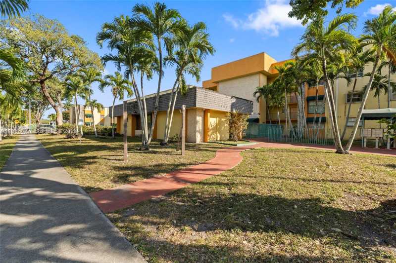 606 W 81st St # 302, Hialeah FL 33014