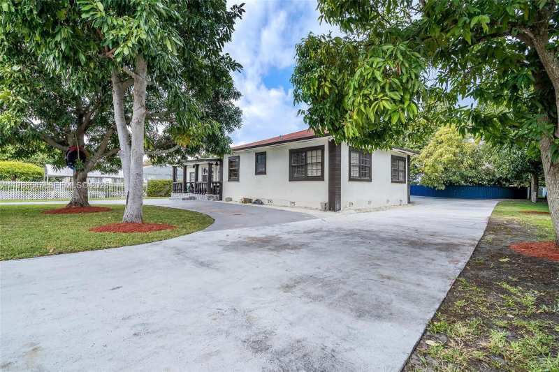 65 NW 118th St, Miami FL 33168