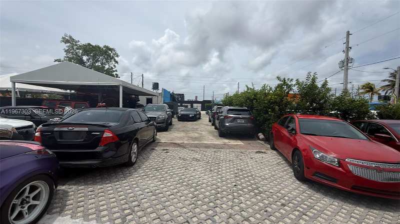 680 NW 71st St, Miami FL 33150