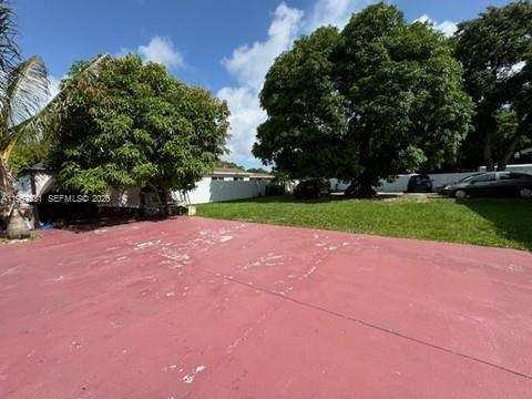 735 NE 152nd St, Miami FL 33162