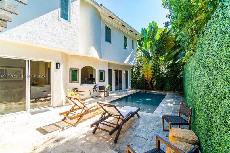 2752 Brickell Ct, Miami FL 33129