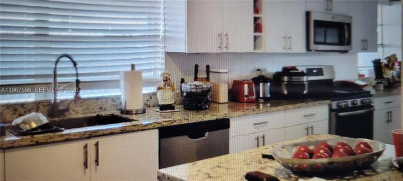 998 E 29th St, Hialeah FL 33013