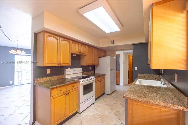 430 Commodore Dr # 314, Plantation FL 33325