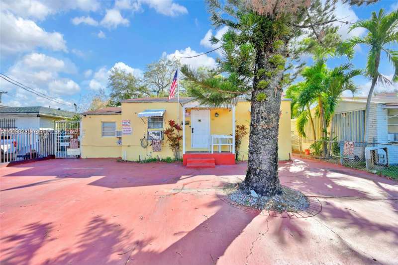 811 NW 24th Ct, Miami FL 33125