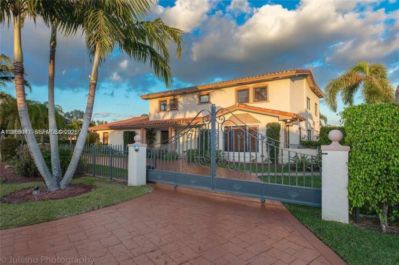 19701 W Oakmont Dr, Hialeah FL 33015