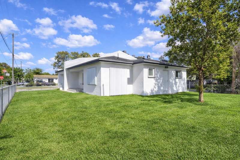 1998 NW 47th St, Miami FL 33142