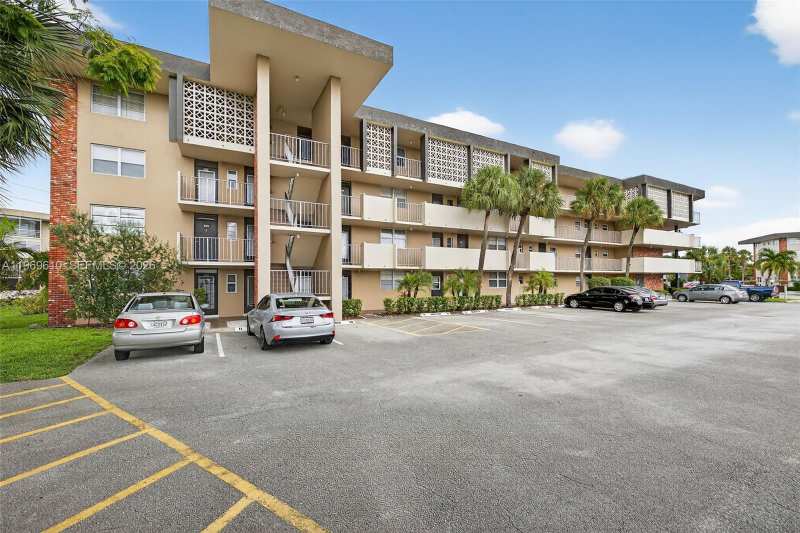 3051 NW 46th Ave # 405, Lauderdale Lakes FL 33313