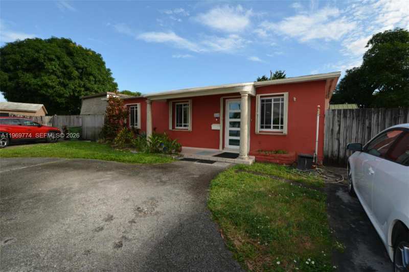 890 E 38th St, Hialeah FL 33013