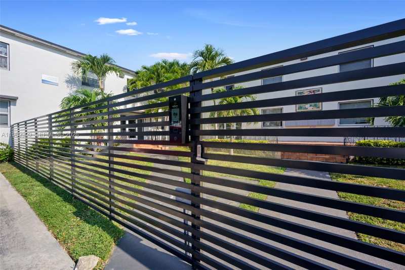 571 NE 82nd St # 3, Miami FL 33138