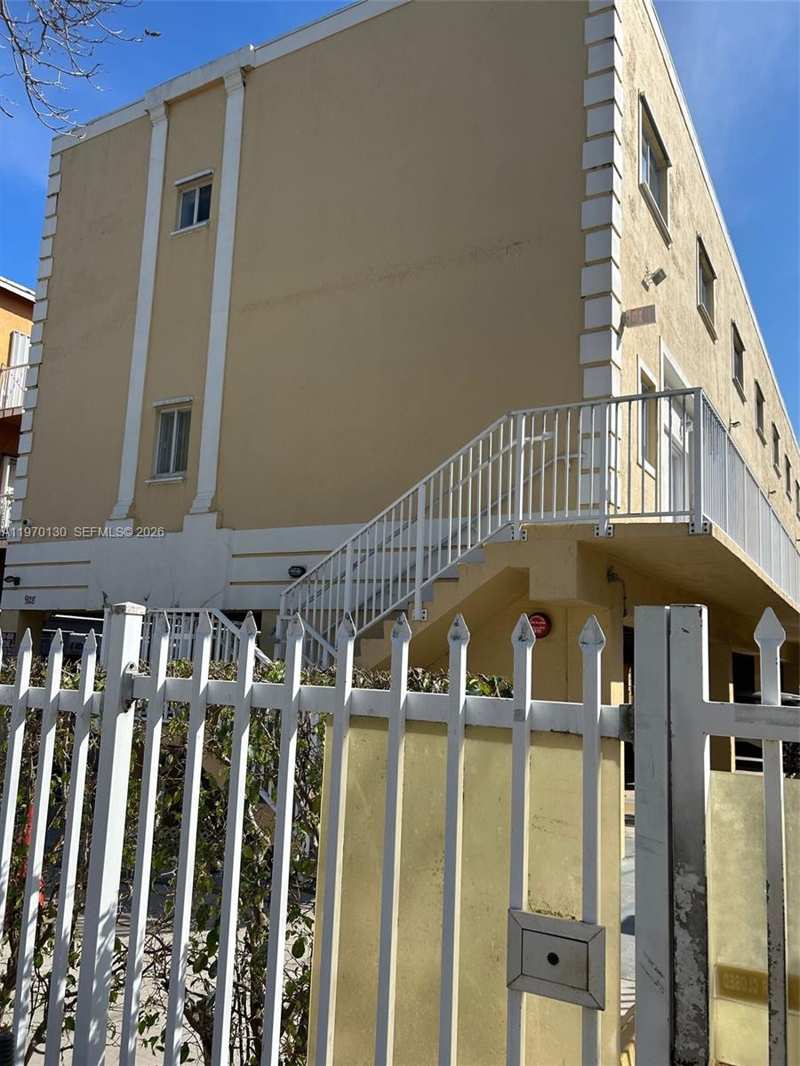 928 SW 3 # 207, Miami FL 33130
