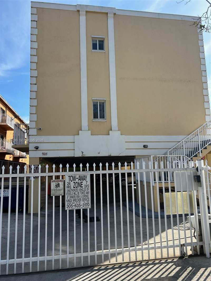 928 SW 3 # 207, Miami FL 33130