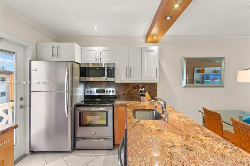 5121 W Oakland Park Blvd # 304, Lauderdale Lakes FL 33313
