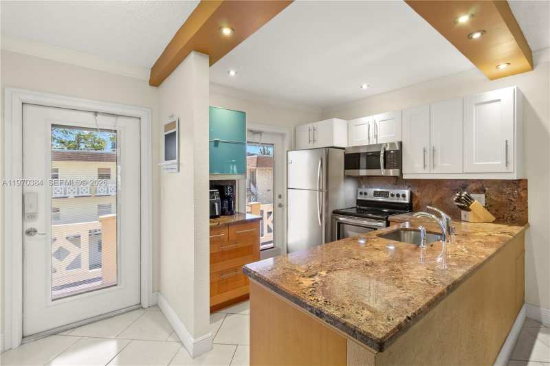 5121 W Oakland Park Blvd # 304, Lauderdale Lakes FL 33313