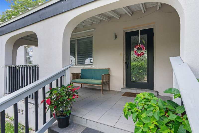 700 SW 44th Pl, Miami FL 33134