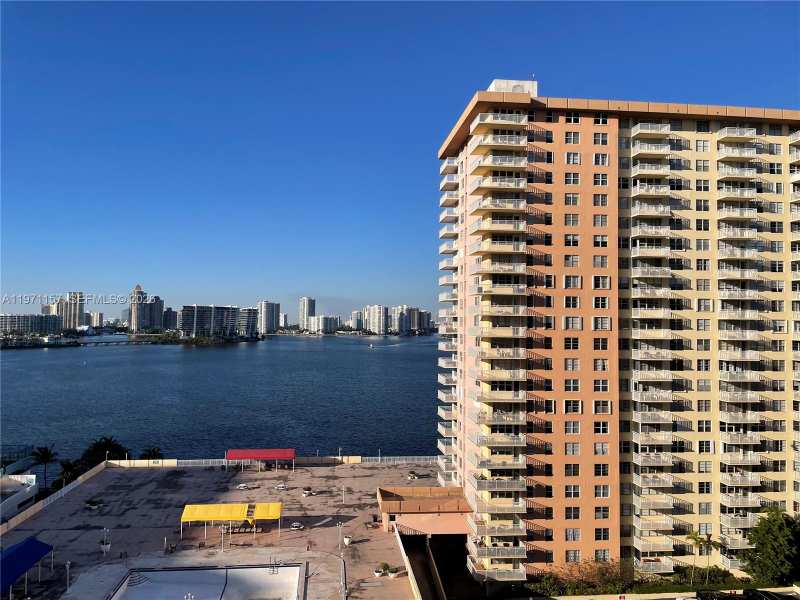 WINSTON TOWERS 100 CONDO