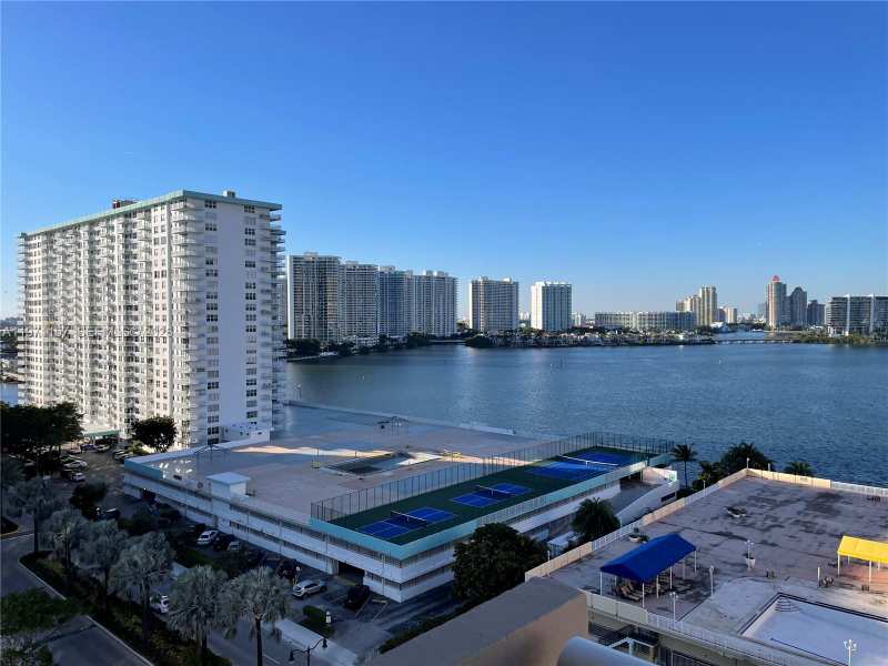 WINSTON TOWERS 100 CONDO