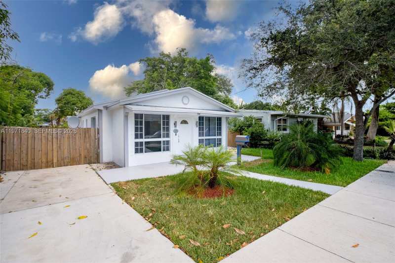 132 SW 2nd Ave, Hallandale Beach FL 33009