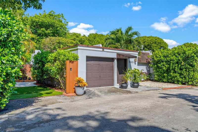 18805 W Lake Dr, Hialeah FL 33015