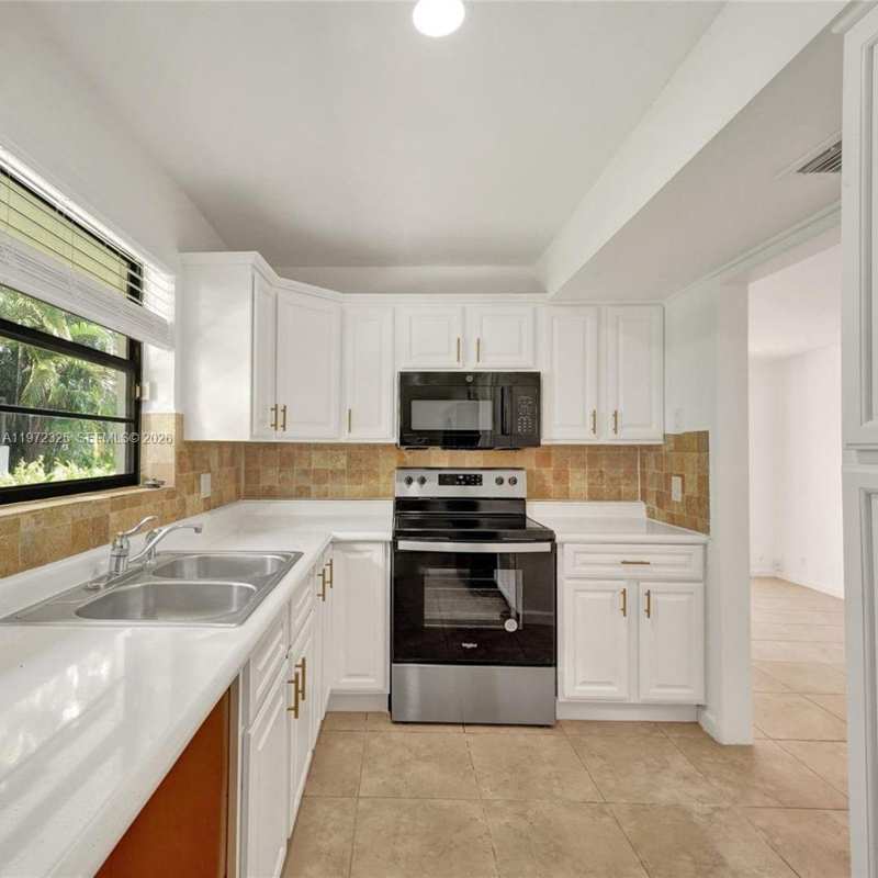 9120 Taft St, Pembroke Pines FL 33024