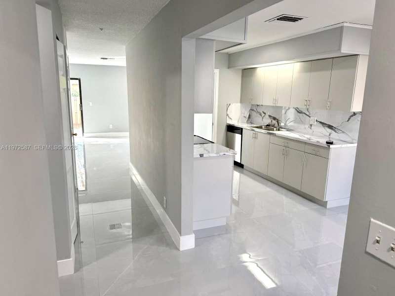 2700 N 34th Ave # I, Hollywood FL 33021