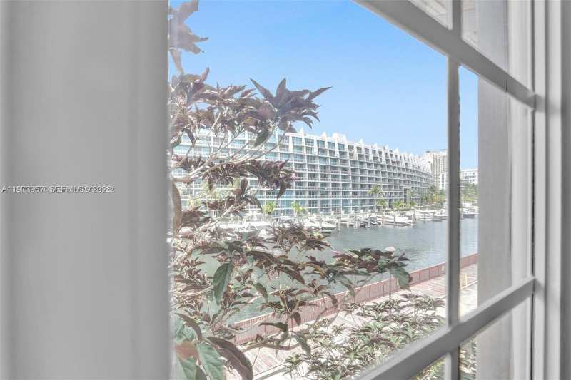 2965 NE 185th St, Aventura FL 33180