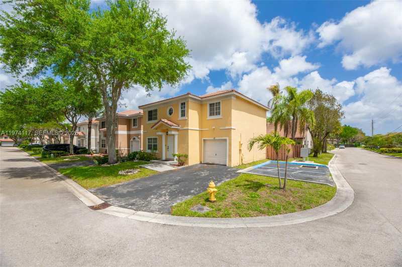 10 NW 110th Ave, Plantation FL 33324