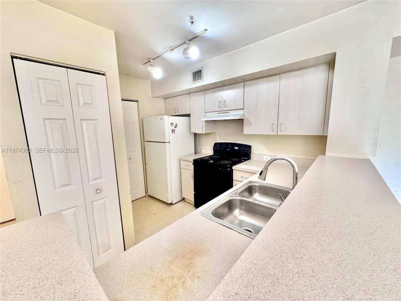 11185 SW 6th St # 303, Pembroke Pines FL 33025