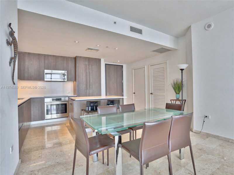 88 SW 7th St # 3805, Miami FL 33130