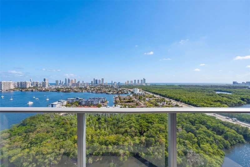 16385 Biscayne Blvd # 2920, North Miami Beach FL 33160