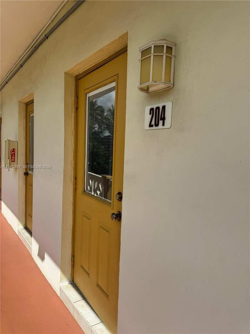 5121 W Oakland Park Blvd # 204, Lauderdale Lakes FL 33313