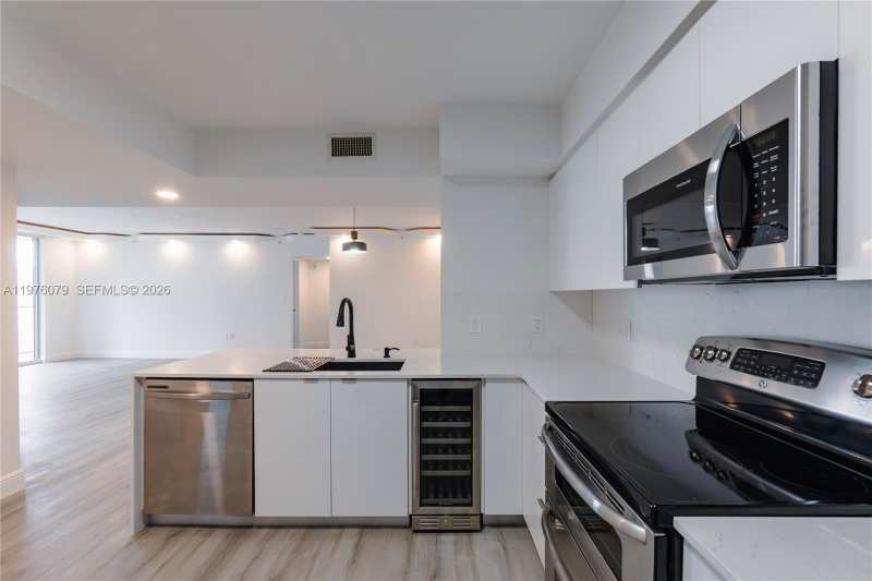 1155 Brickell Bay Dr # 2204, Miami FL 33131