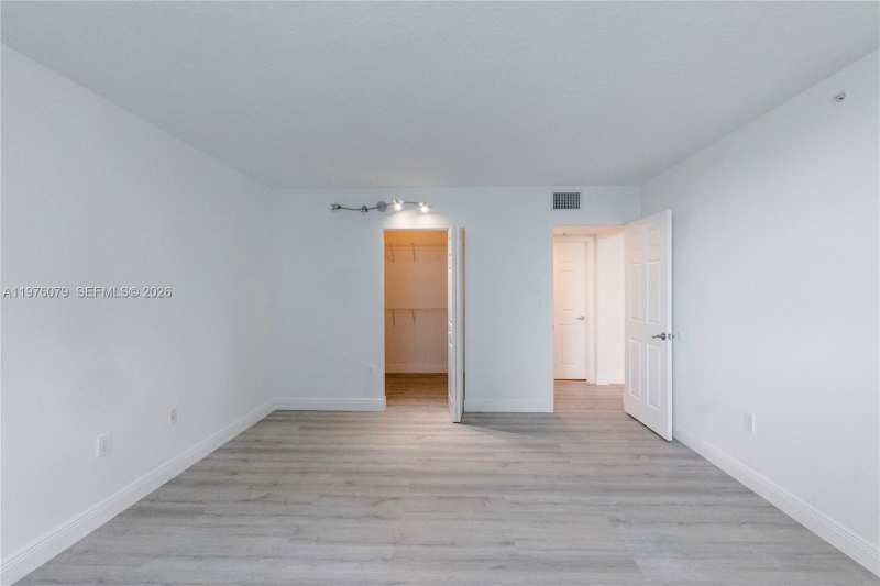 1155 Brickell Bay Dr # 2204, Miami FL 33131
