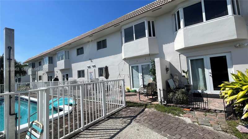 840 Pine Dr # 104, Pompano Beach FL 33060