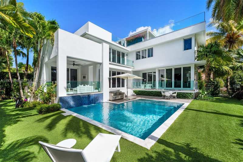 741 Harbor Dr, Key Biscayne FL 33149