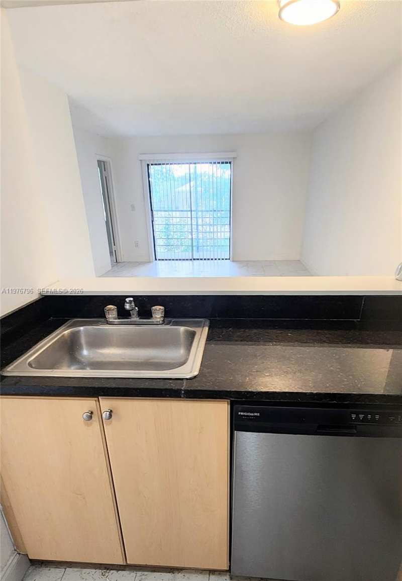 902 NE 209 St # 40, Miami FL 33179