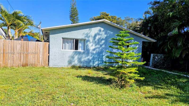 2411 Thomas St, Hollywood FL 33020