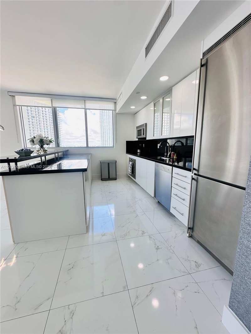92 SW 3rd St # 3105, Miami FL 33130