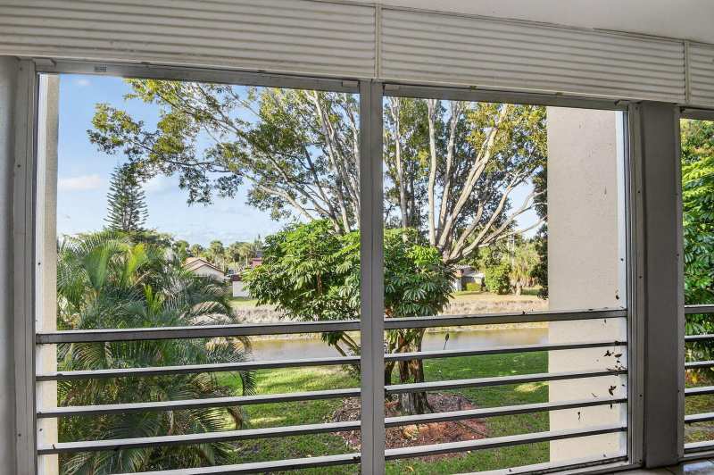 3524 Via Poinciana # 303, Lake Worth FL 33467