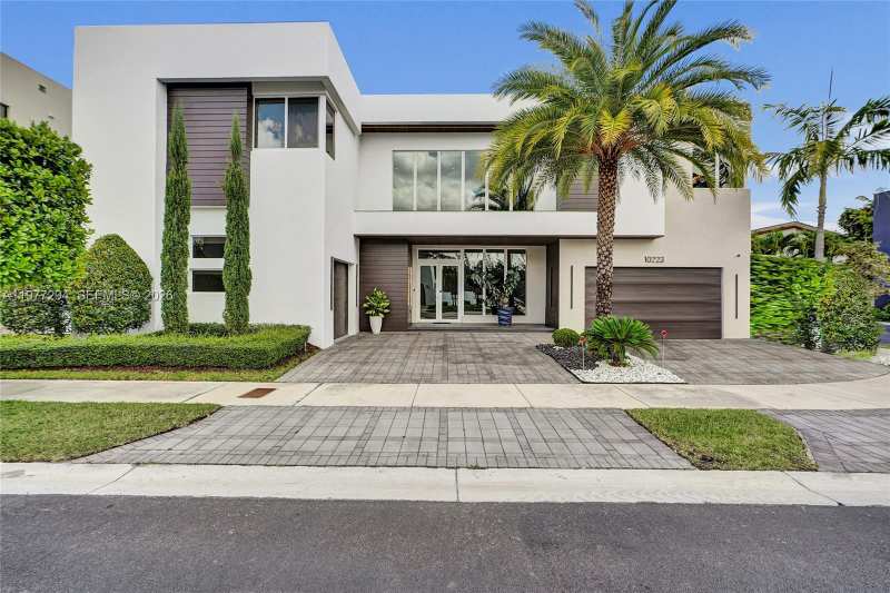 10223 NW 75th Ter, Doral FL 33178
