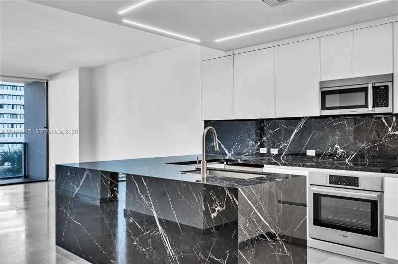 88 SW 7th St # 806, Miami FL 33130