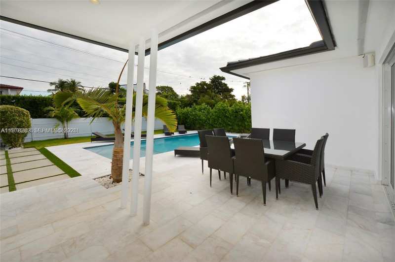 880 N Venetian Dr, Miami Beach FL 33139